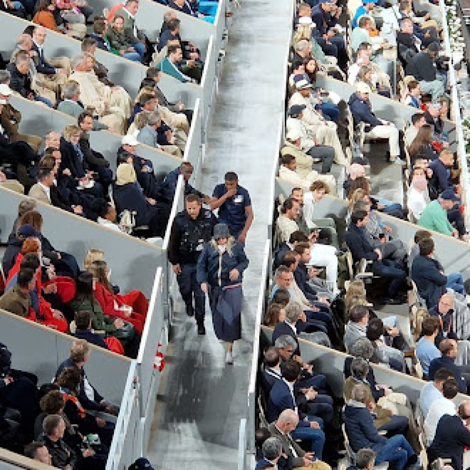 Frka na Novakovom meču – policija uletela na tribine i izbacila dvoje navijača FOTO