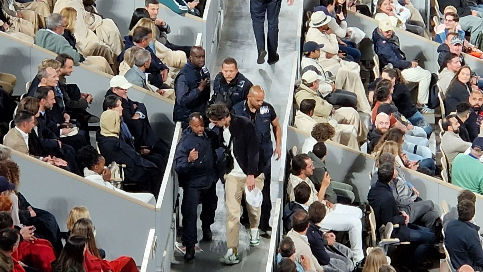 Frka na Novakovom meču – policija uletela na tribine i izbacila dvoje navijača FOTO