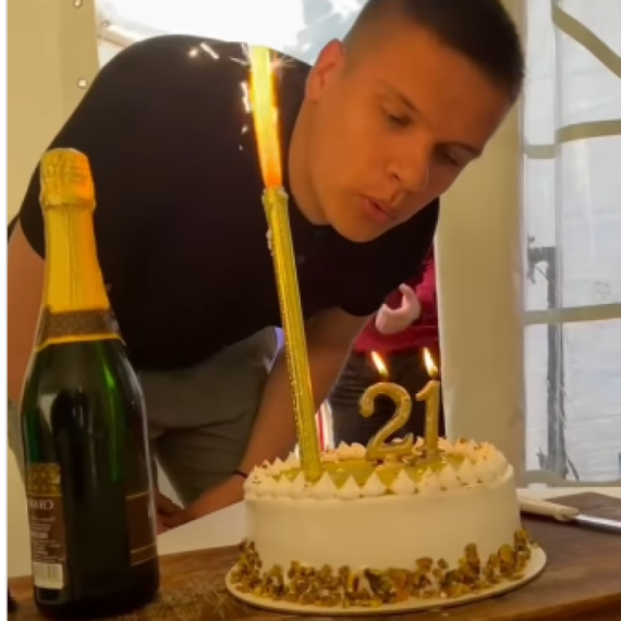 Milutin, kojeg su blokaderi noćas pretukli, pre manje od mesec dana slavio rođendan u Pionirskom parku VIDEO