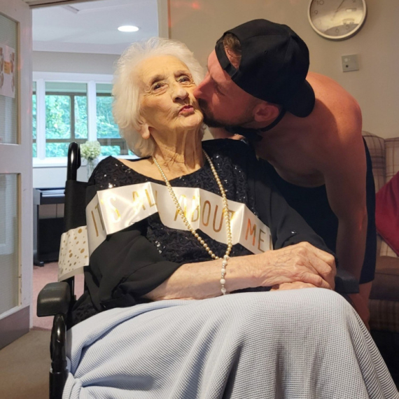 Za 103. rođendan je poželela polugolog batlera i – to je i dobila: "Uživala sam" FOTO