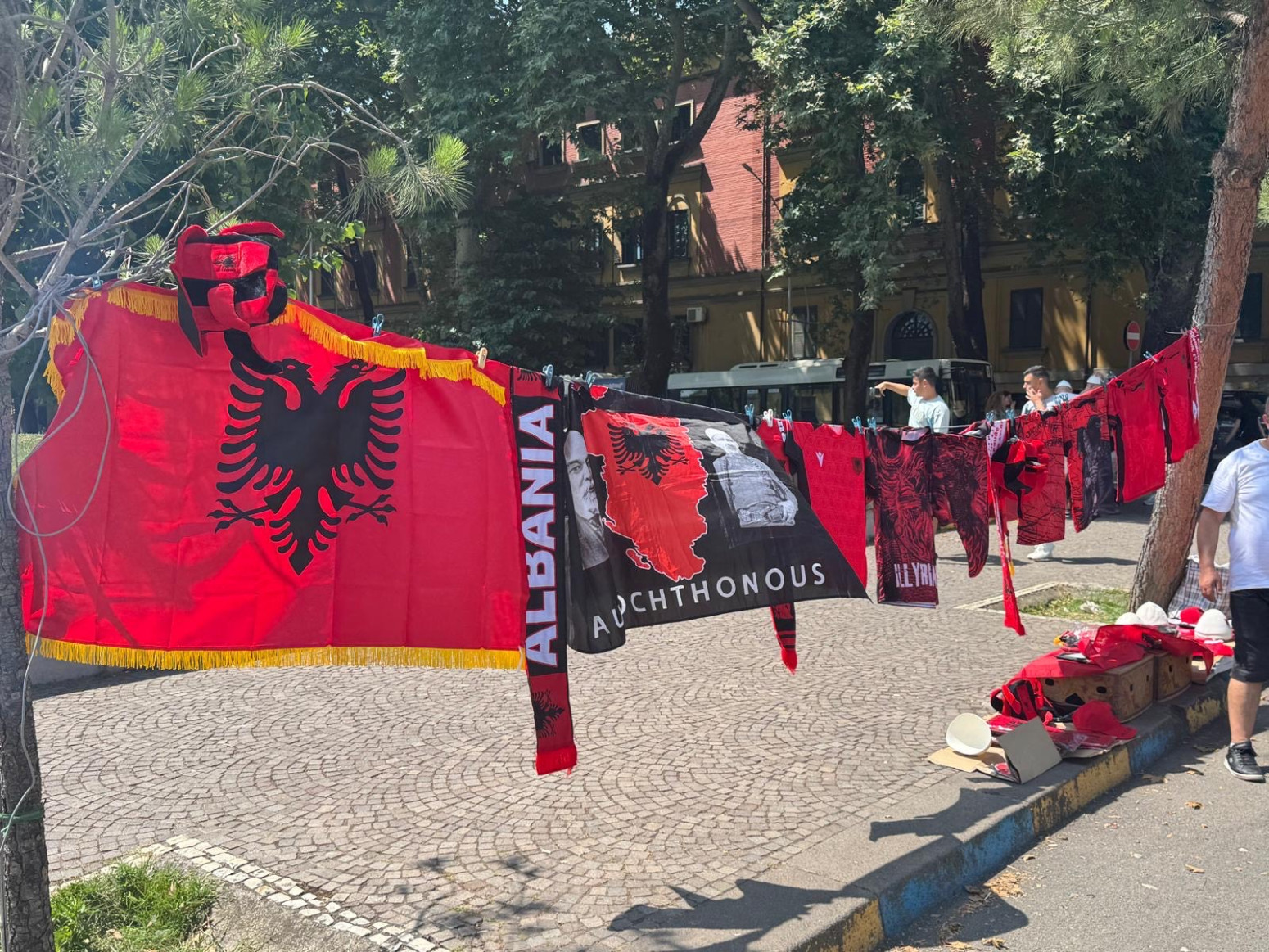 Sve je vrelije u Tirani - vrvi od ekstremista, zastava UČK i Velike Albanije FOTO/VIDEO