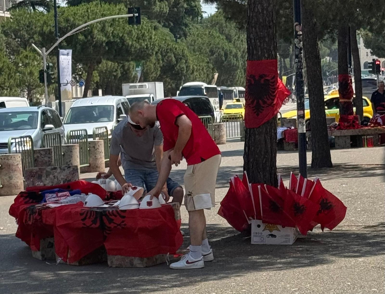 Sve je vrelije u Tirani - vrvi od ekstremista, zastava UČK i Velike Albanije FOTO/VIDEO