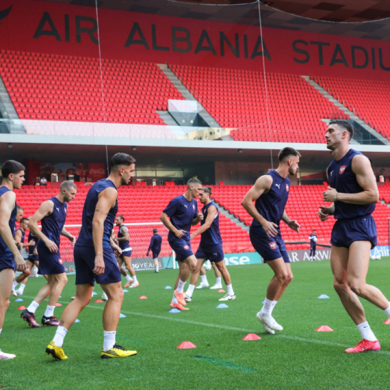 Primećeno u Tirani – najmanja moguća zastava Srbije VIDEO