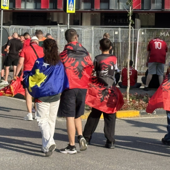 Skandal u Tirani: Albanci uništili srpsku zastavu! VIDEO