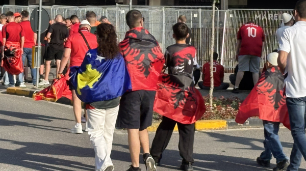 Skandal u Tirani: Albanci uništili srpsku zastavu! VIDEO