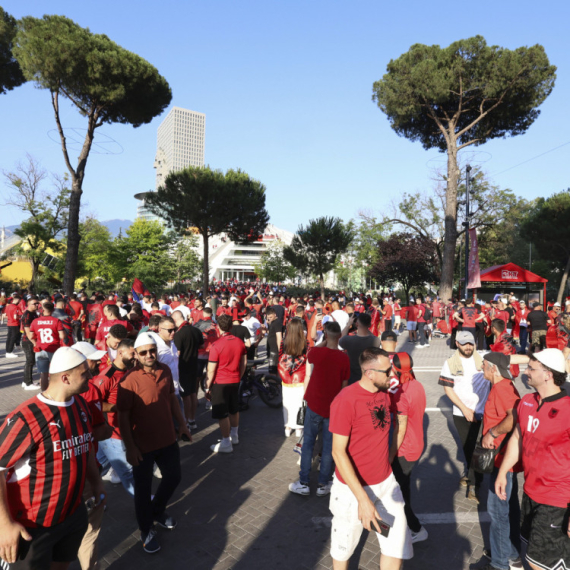 Paklen doček: Albanci "pozdravili" Srbe uvredama i "UČK" zastavama VIDEO