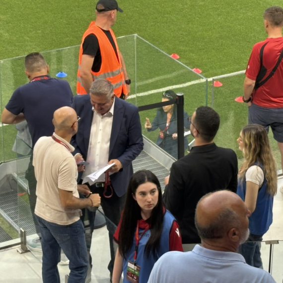 Albanski novinar osramoćen usred Tirane: Provocirao Srbe, pa je momentalno oteran! VIDEO