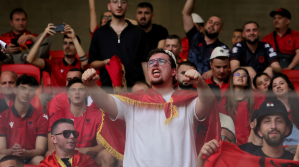 Prvi incident u Tirani – Lukić pogođen FOTO