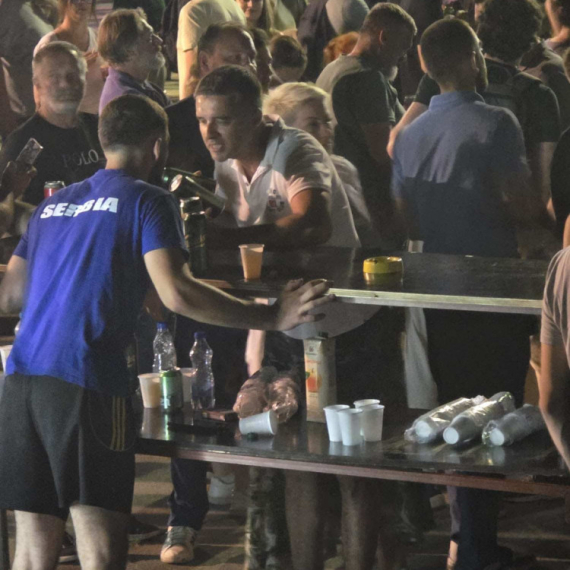 Prisutan Savo Manojlović; Ovo je dokaz da je njihov moto "bolje naci nego ćaci" FOTO/VIDEO