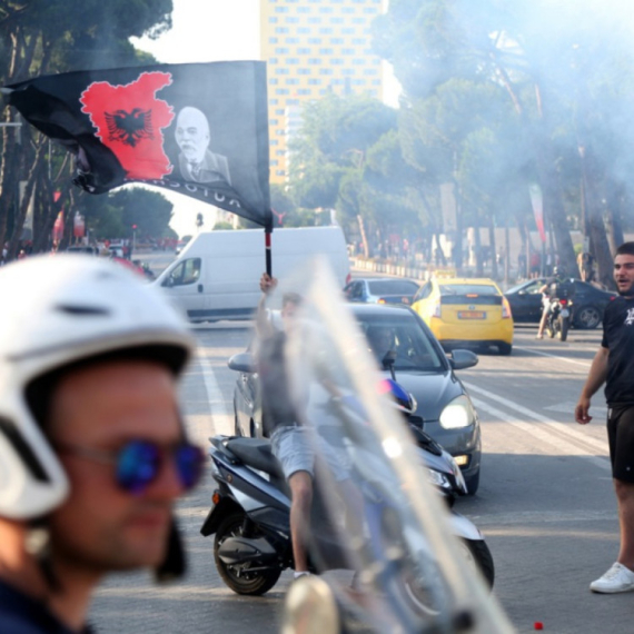 Skandal u Tirani – pocepana srpska zastava: Odmah reagovala ambasada VIDEO