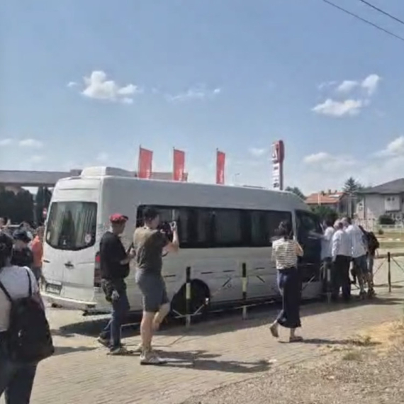 Nasilje ne prestaje: U Zaječaru napadnut kombi sa radnicima VIDEO