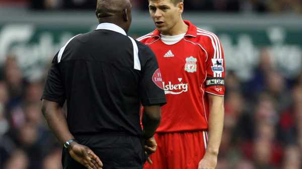 Preminuo prvi crni sudija u Premijer ligi