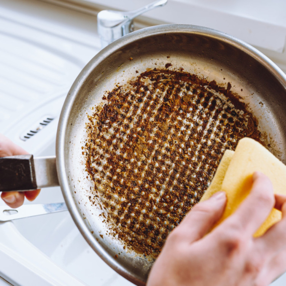 Bez ribanja i hemikalija, pomoću ovih jednostavnih trikova očistite zagoreli tiganj