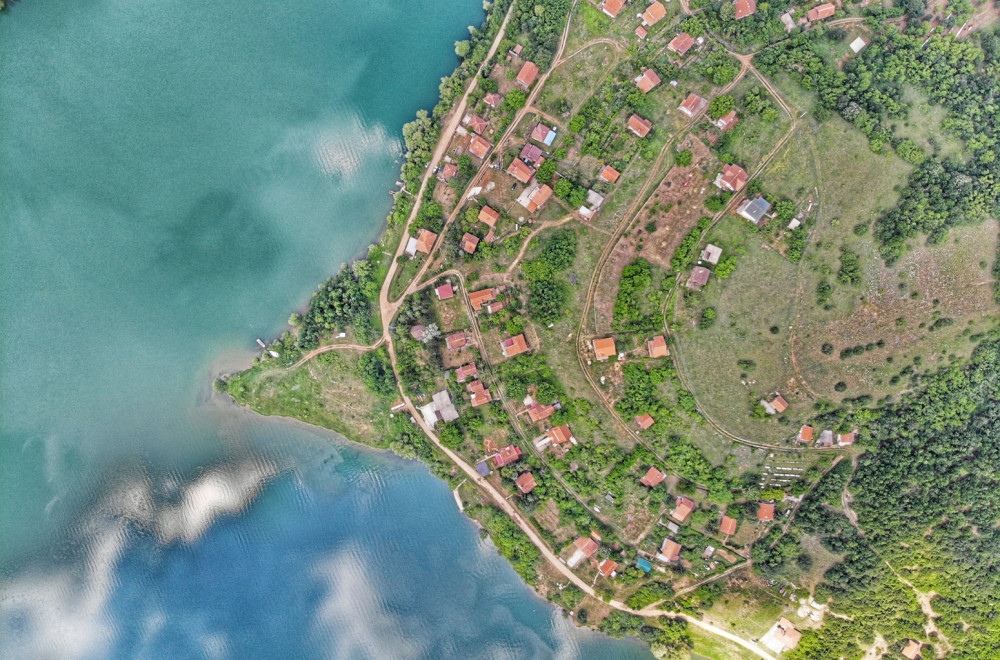 Veštačko, a izgleda kao da ga je sama priroda stvorila: Ovo jezero je izletište u okolini čuvene banje