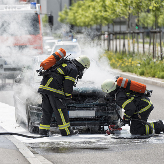 Drama u Beogradu: Zapaljen skupoceni auto; Izgorela još četiri vozila FOTO