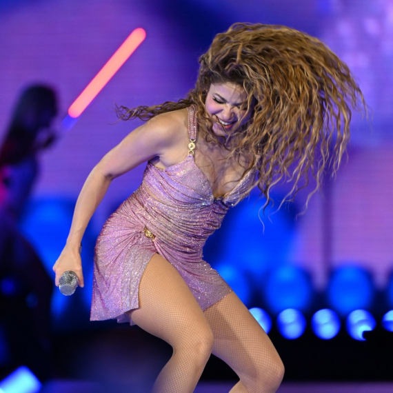 Modni gaf o kojem će se pričati: "Pukla" joj je suknjica, ima šta i da pokaže VIDEO