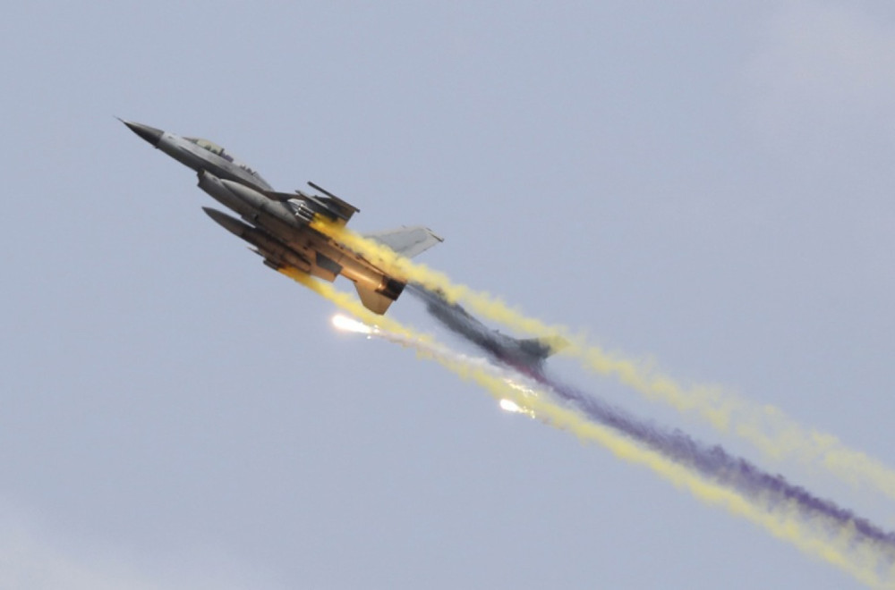 Drama na nebu: Lovac KF-16 se zapalio; Piloti se katapultirali FOTO/VIDEO