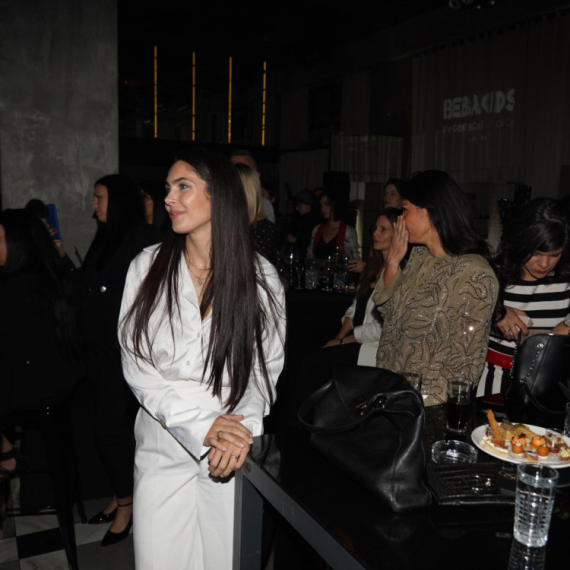 Trudna Milica Mandić: Fotkom sa plaže saopštila najlepše vesti FOTO