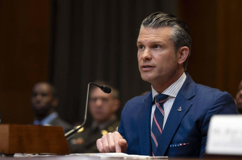 Skandal trese Pentagon: Demokrate žele opoziv Hegseta