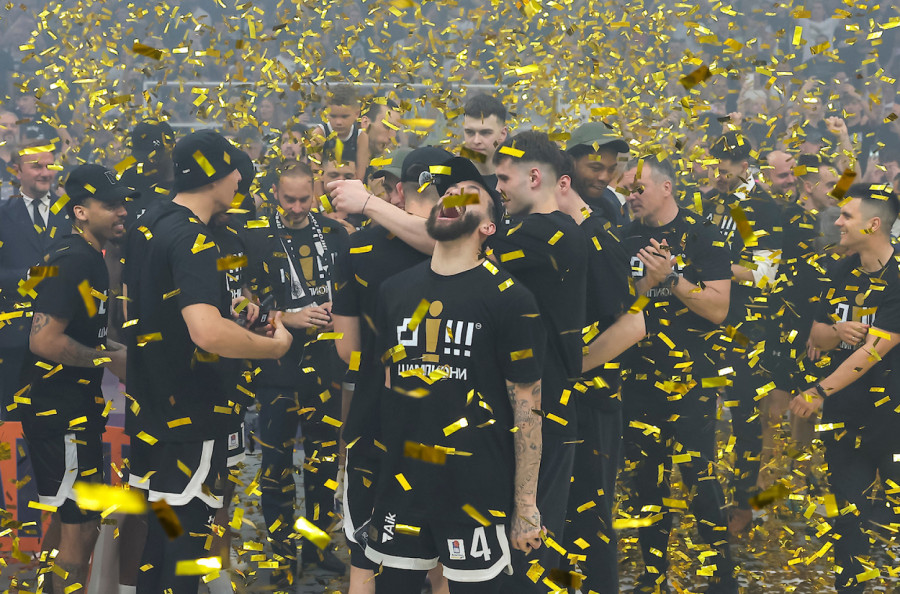 Crno-beli račun: Oscilatorna sezona i kasno paljenje za dva trofeja