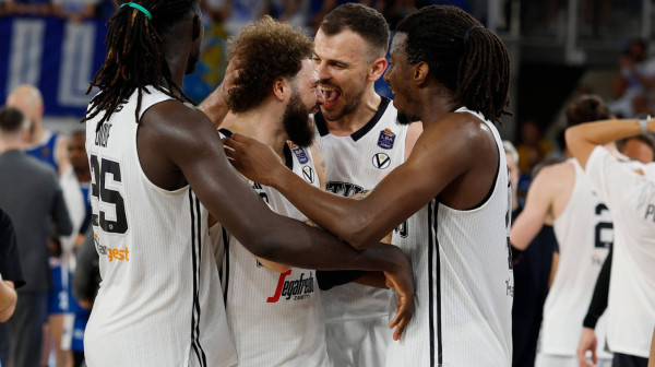 Fešta na poseban način: Belineli uzeo telefon u ruke – ceo tim je slavio sa Polonarom VIDEO