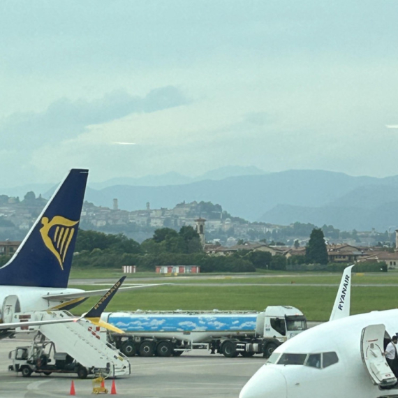 Drama u Grčkoj: Avion smrskao krilo o barijeru; Putnici ostali zarobljeni u avionu? FOTO