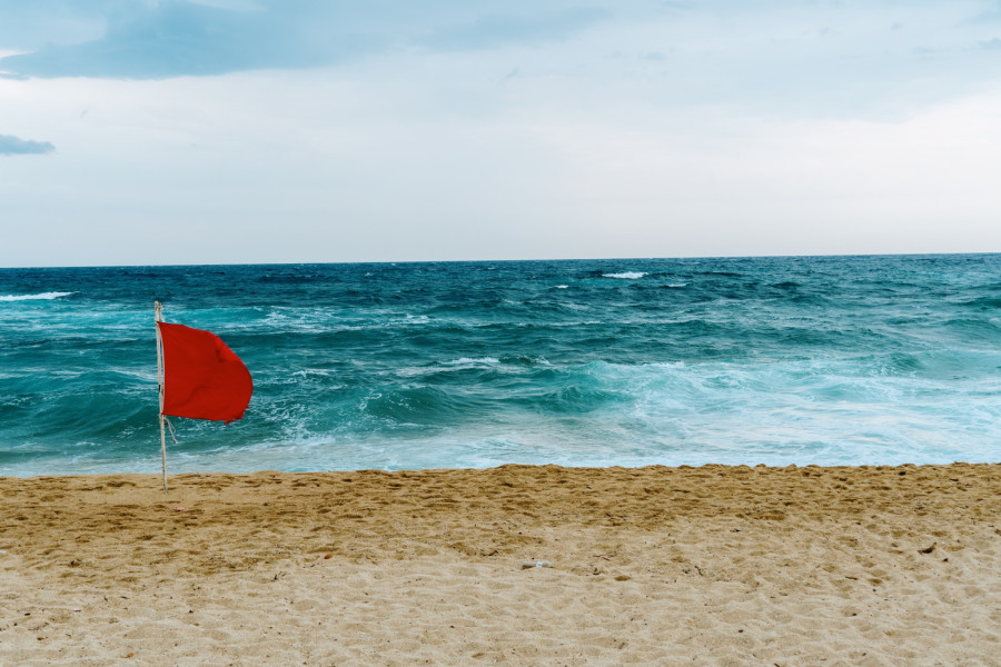 Velika opasnost, zabranjeno plivanje: Turisti moraju da znaju šta znače ova upozorenja na plažama