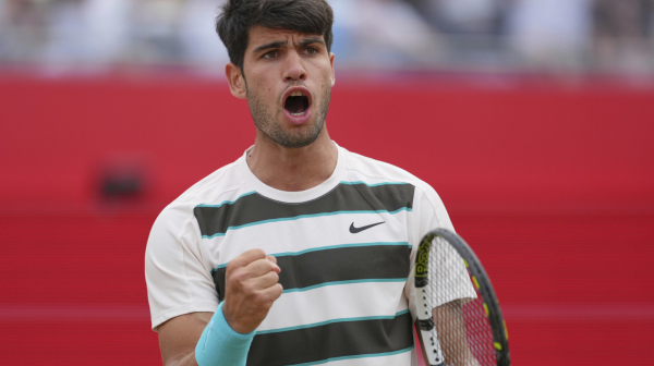 Alkaras pokorio Kvins – Sineru diše za vratom!