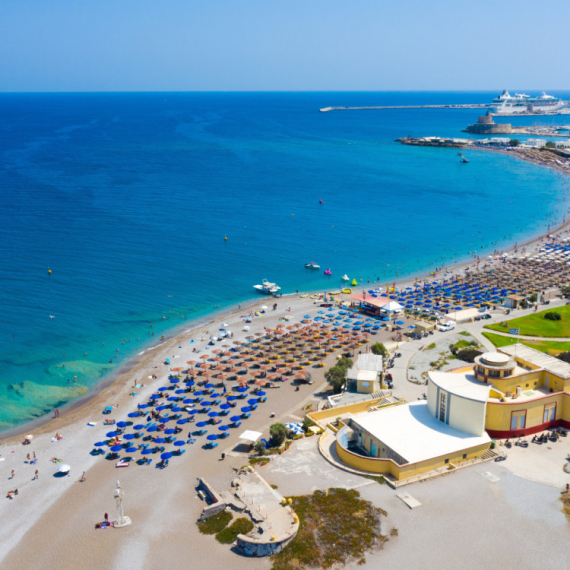 Haos na popularnom letovalištu: Turistkinja gola izašla među prolaznike, reagovale policija i hitna pomoć
