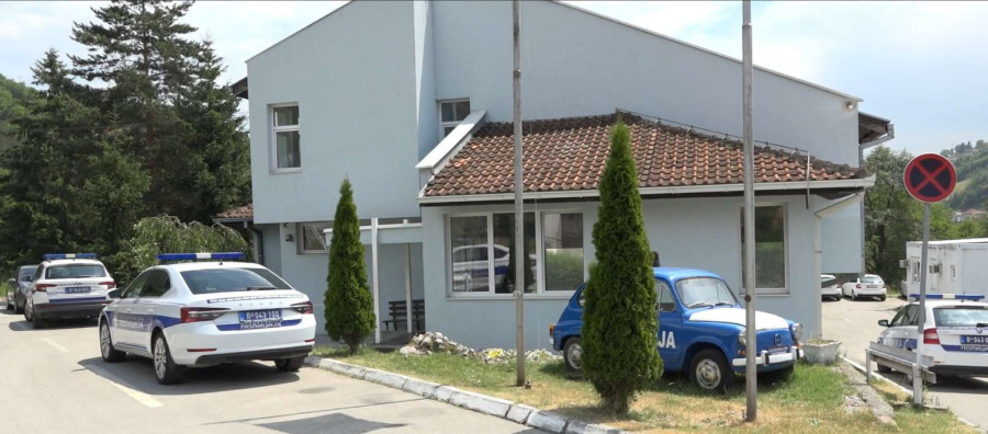 Nekad je bio strah i trepet: Stari milicijski fića ispred policije u Prijepolju FOTO