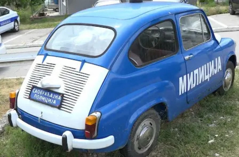 Nekad je bio strah i trepet: Stari milicijski fića ispred policije u Prijepolju FOTO