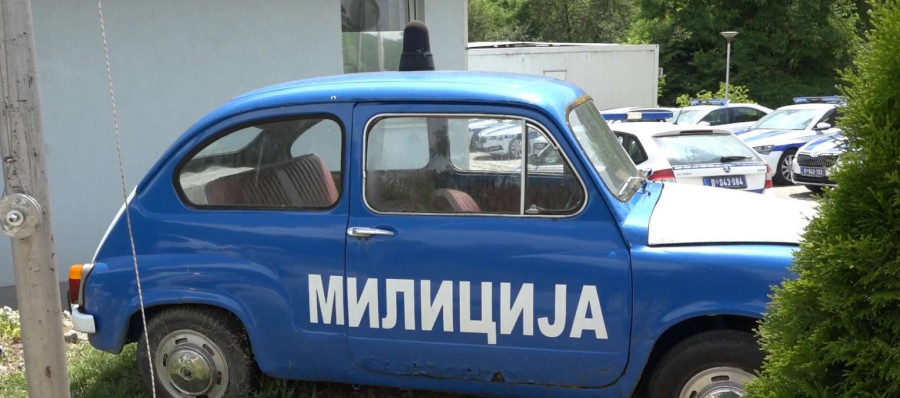 Nekad je bio strah i trepet: Stari milicijski fića ispred policije u Prijepolju FOTO