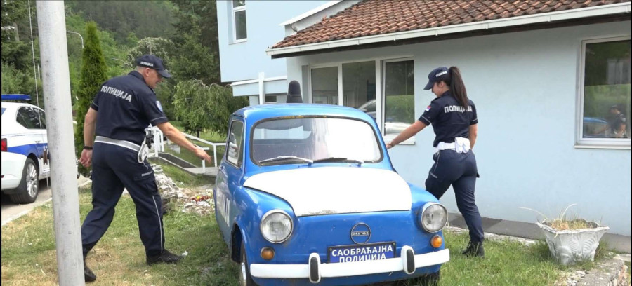 Nekad je bio strah i trepet: Stari milicijski fića ispred policije u Prijepolju FOTO
