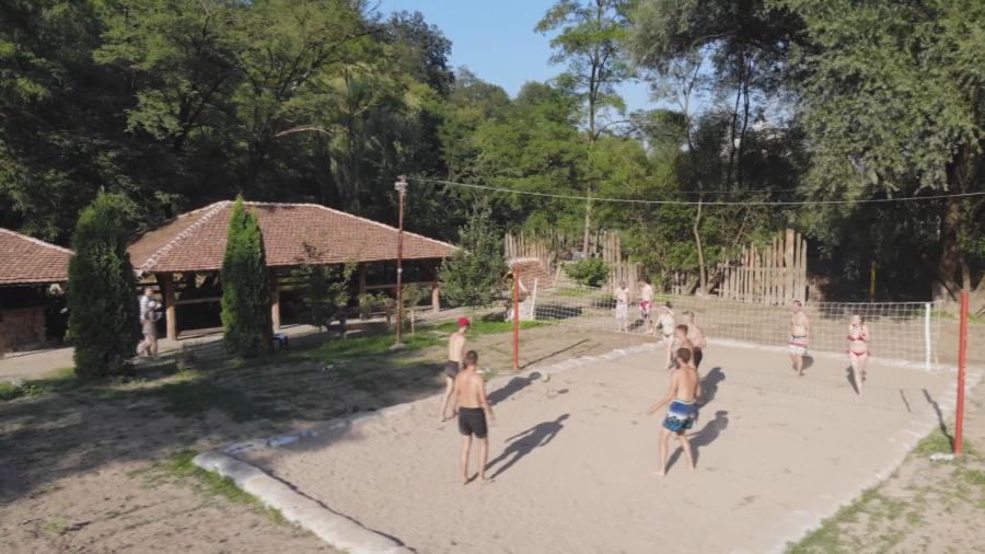 Za 2.000 dinara u ovom raju možete da jedete i pijete ceo dan: Plaže tokom leta pune kupača FOTO