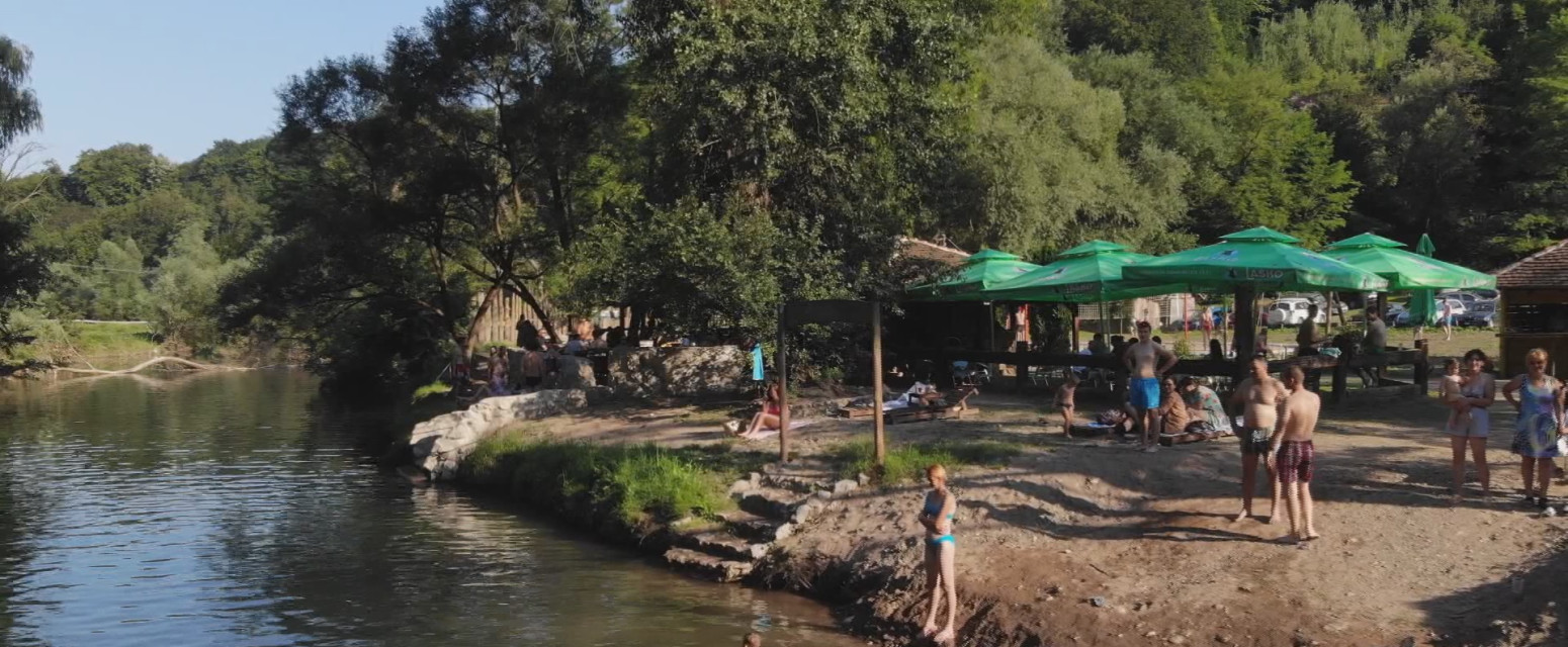 Za 2.000 dinara u ovom raju možete da jedete i pijete ceo dan: Plaže tokom leta pune kupača FOTO