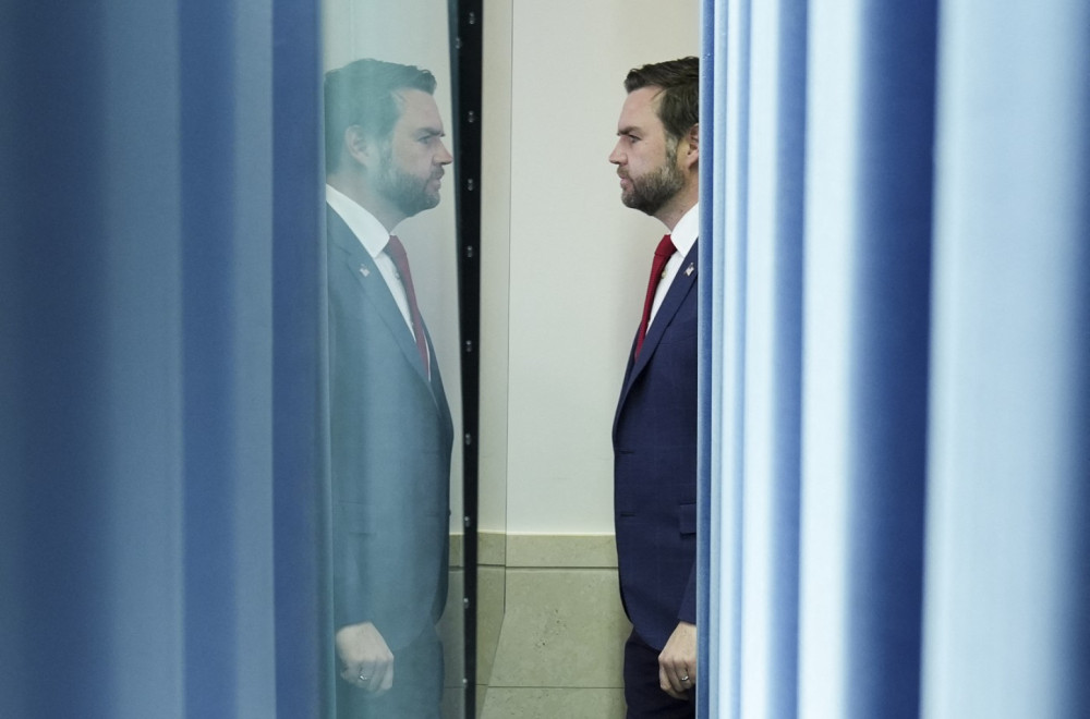 Američki potpredsednik pokazao srednji prst pred punom salom VIDEO