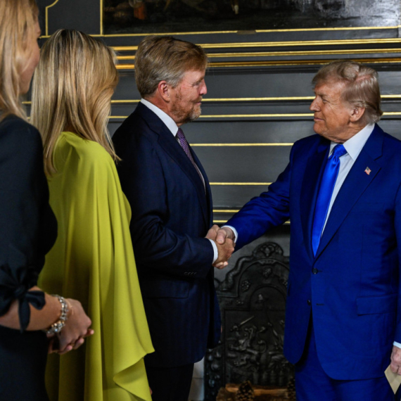 Fotografija Trampa i kraljevskog para izazvala žustru raspravu: "On nas laže" FOTO