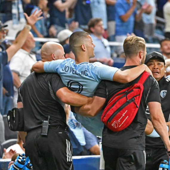 Joveljić doneo pobedu u 96. minutu i povredio se VIDEO