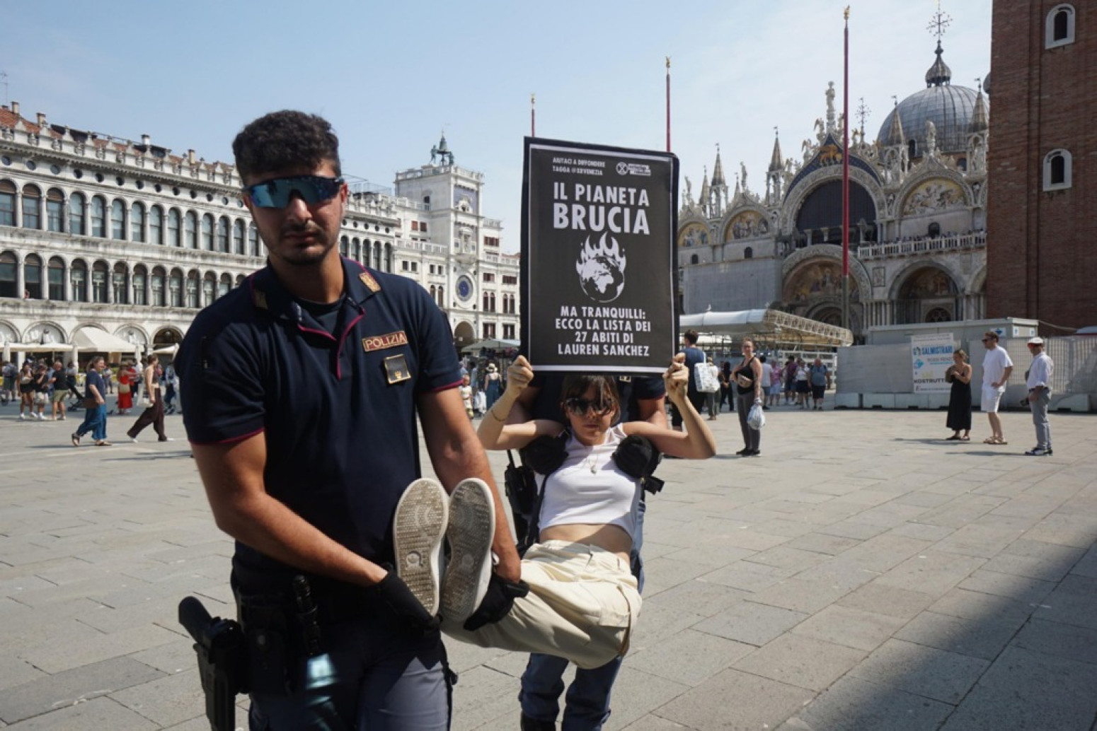 Demonstranti pružaju otpor; Policija intervenisala: Ponovo haos u Veneciji FOTO