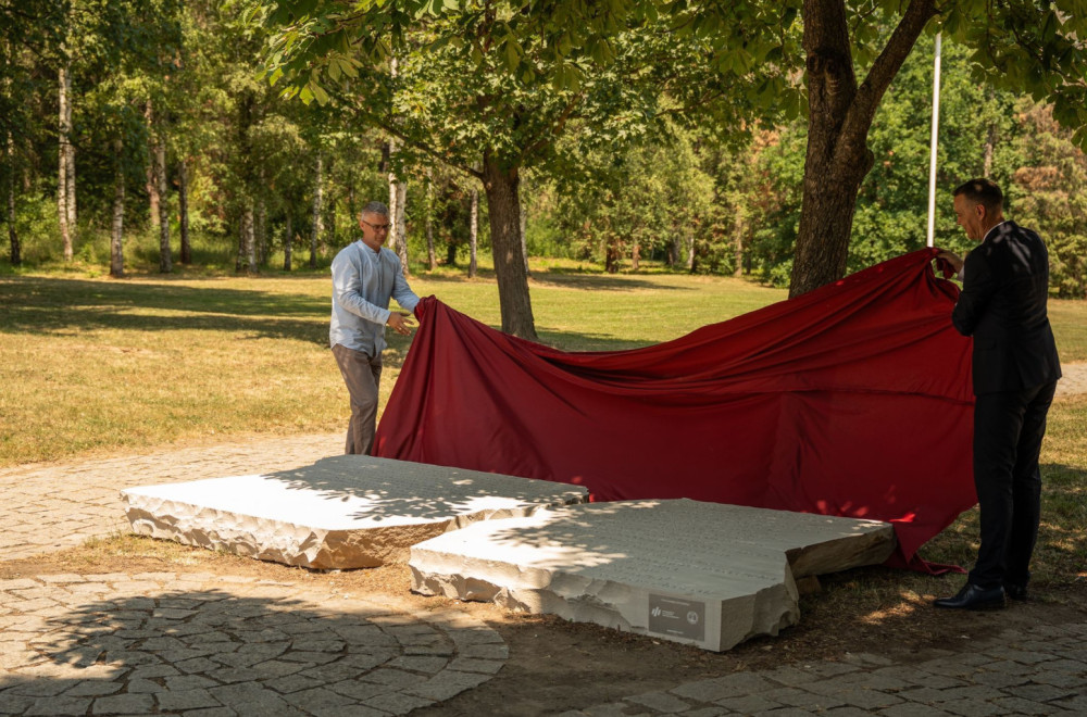 Spomen-ploča u Kruševcu u znak sećanja na preko 700 streljanih Srba, Jevreja i Roma u Drugom svetskom ratu