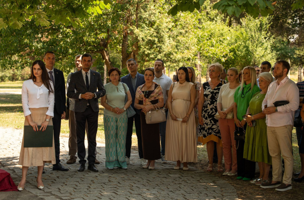 Spomen-ploča u Kruševcu u znak sećanja na preko 700 streljanih Srba, Jevreja i Roma u Drugom svetskom ratu