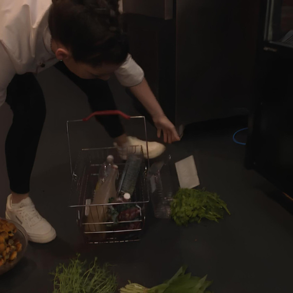 Nina doživela peh u prodavnici - pukla joj korpa, namirnice završile na podu!