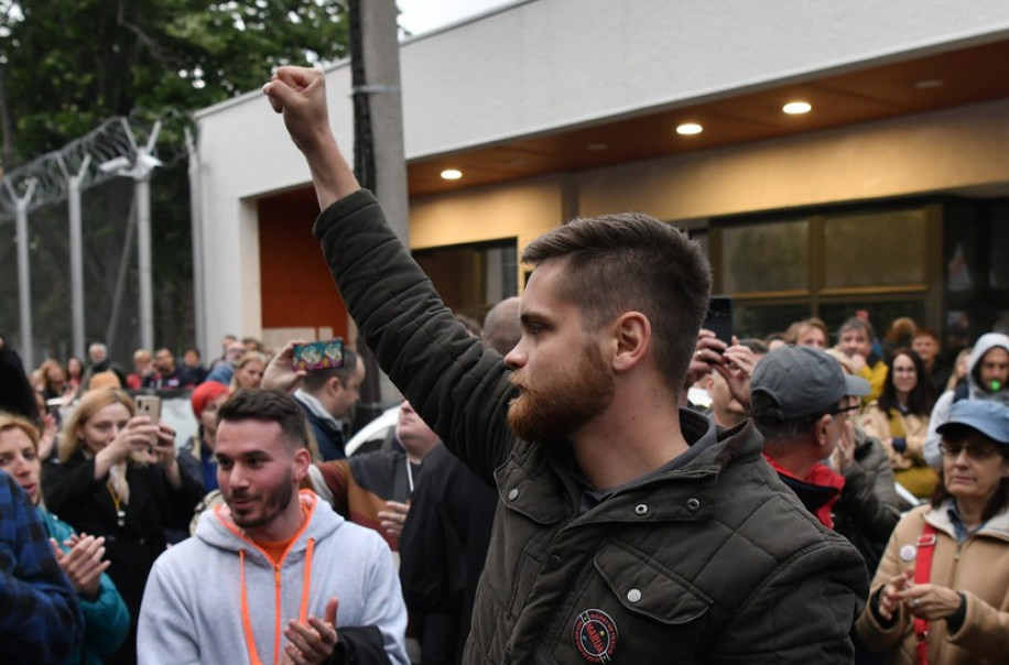 Sin Nenada Čanka i Marije Vasić uhapšen u Inđiji sa nelegalnim oružjem, pancirom i palicom "Stop, policija"