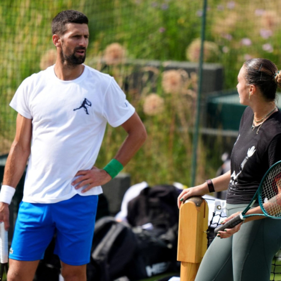 Šou u Londonu: Đoković "upao" na konferenciju za medije Arine Sabalenke