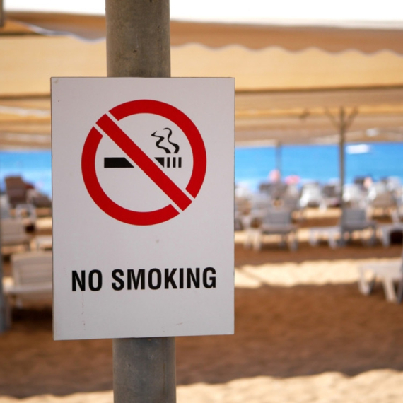 Uvedena zabrana: Nema pušenja u parkovima, na autobuskim stajalištima i oko škola; Kazne su paprene