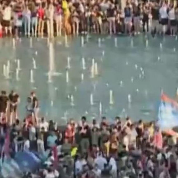 Sramno ponašanje: Blokaderi stoje u fontani tokom odavanja pošte stradalima FOTO/VIDEO