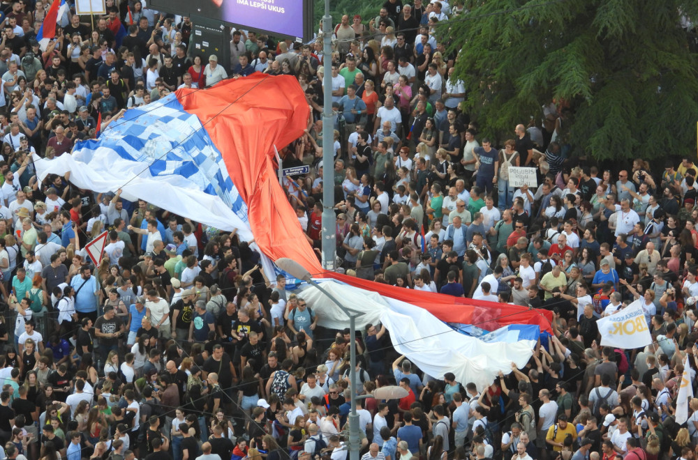Blokaderi razvili zastavu sa šahovnicom: Hvale se podrškom iz Hrvatske, a tamo se spremaju za koncert FOTO