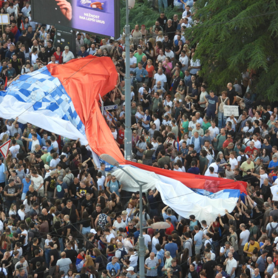Blokaderi razvili zastavu sa šahovnicom: Hvale se podrškom iz Hrvatske, a tamo se spremaju za koncert FOTO