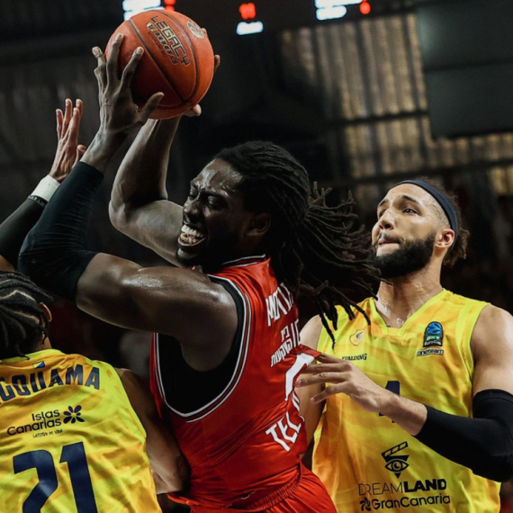 Motli u centru skandala sa dve žene – policija razvalila vrata i uhapsila Amerikanca!