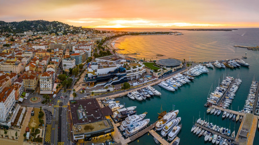 Kako izgleda popularno letovalište mimo Filmskog festivala: Luksuz, gužve i plaže kao centar društvenog života